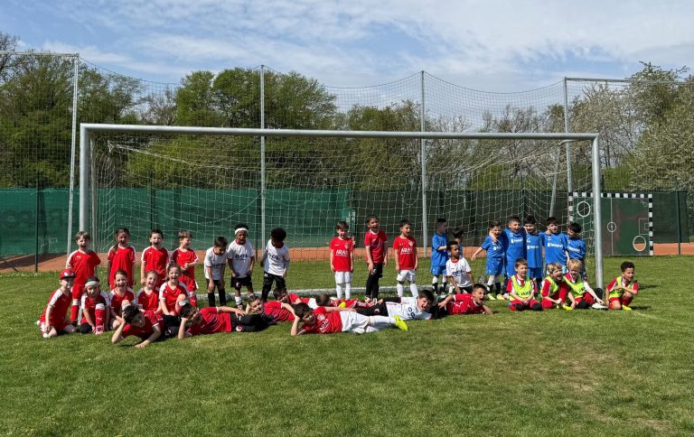 alle Mannschaften des Turniers im Tor