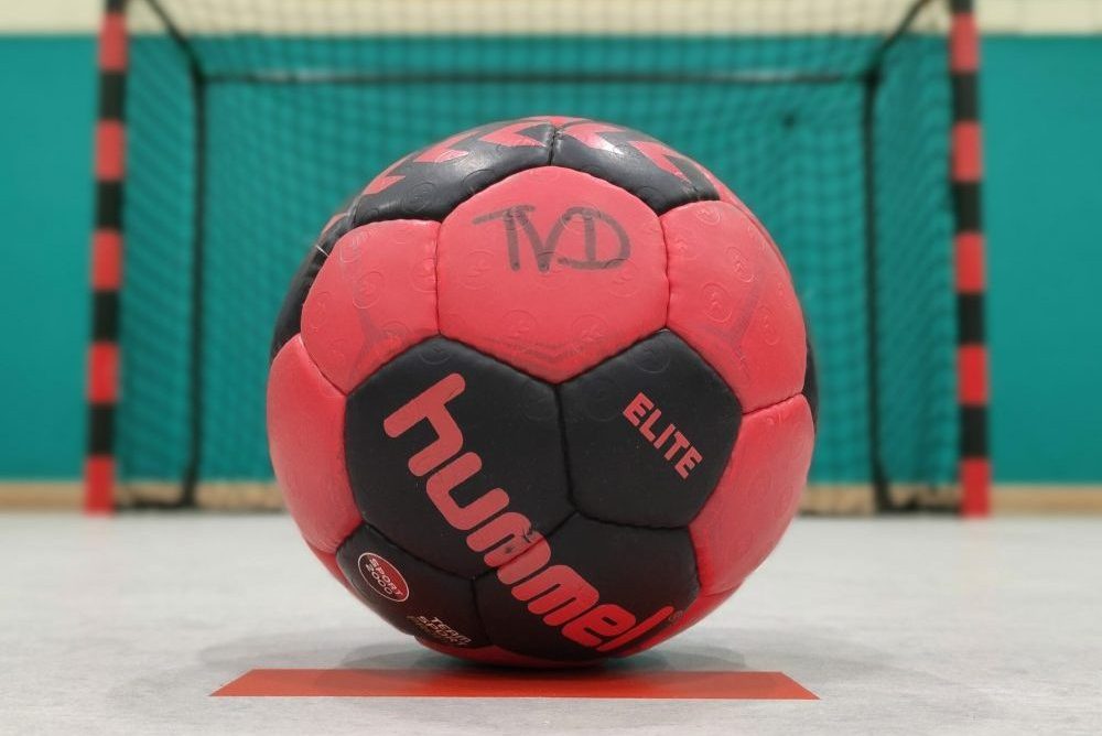 Abteilungsbild: Handball auf 7m-Punkt