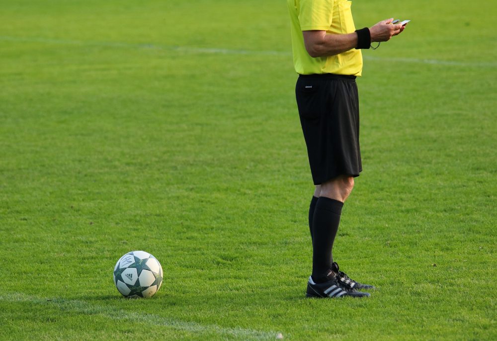 Neutrales Beispielbild eines Referees (Torso mit Fussball)